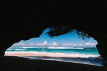 Vista dalla grotta sulla spiaggia di Green Bowl — Foto stock