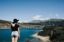 Frau blickt auf schöne Landschaft — Stockfoto