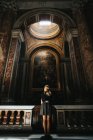 Frau steht in der St.-Peter-Kirche — Stockfoto