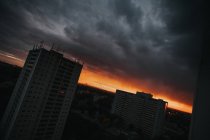 Blick auf die Skyline der Stadt bei Sonnenuntergang — Stockfoto