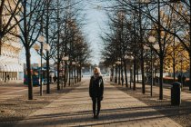Жінка стоїть на міській вулиці — стокове фото
