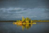 Isola in mezzo al lago — Foto stock