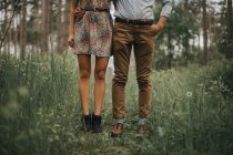 Casal em pé no campo gramado — Fotografia de Stock