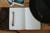 Открытая тетрадь с очками и ручкой — стоковое фото