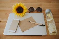 Superfície do portátil com cartão postal e caneta — Fotografia de Stock