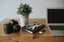 Ноутбук и камера на столешнице — стоковое фото