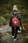 Жіночий рюкзак, що ходить на гірських пагорбах — стокове фото