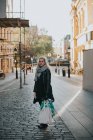 Frau steht mit Einkaufstüten auf der Straße — Stockfoto