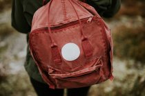 Червоний рюкзак на жіночих плечах — стокове фото