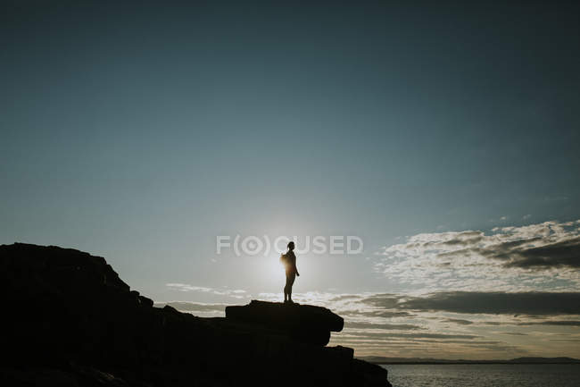 Femme debout sur le rocher et regardant beau paysage — Photo de stock