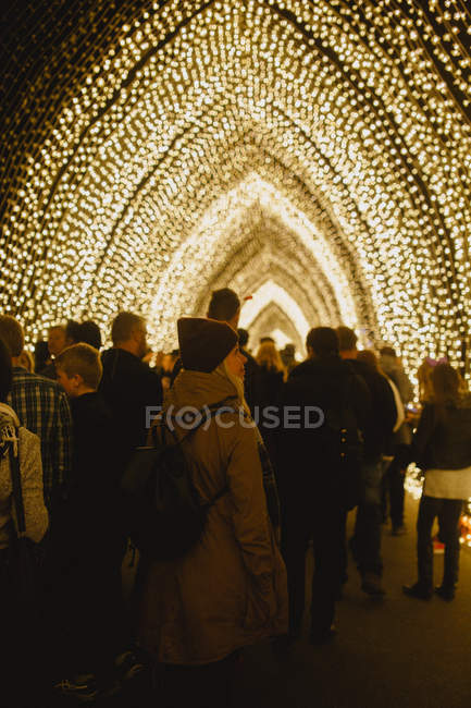 Frau geht an der Kathedrale des Lichts — Stockfoto