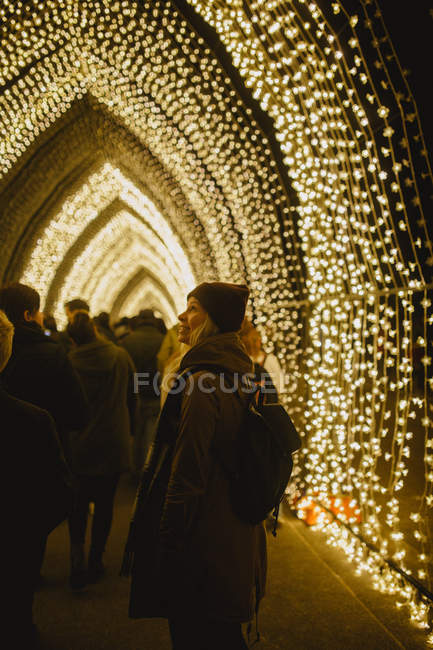 Donna che cammina nella Cattedrale di Luce — Foto stock