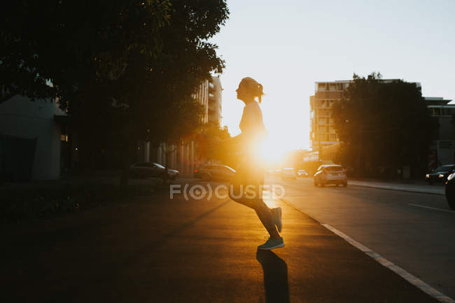Donna che inizia a correre sulla strada urbana — Foto stock