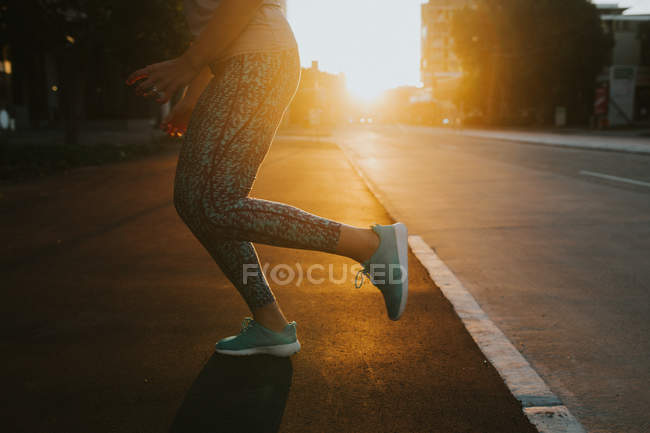 Женщина начинает бегать по городской улице — стоковое фото