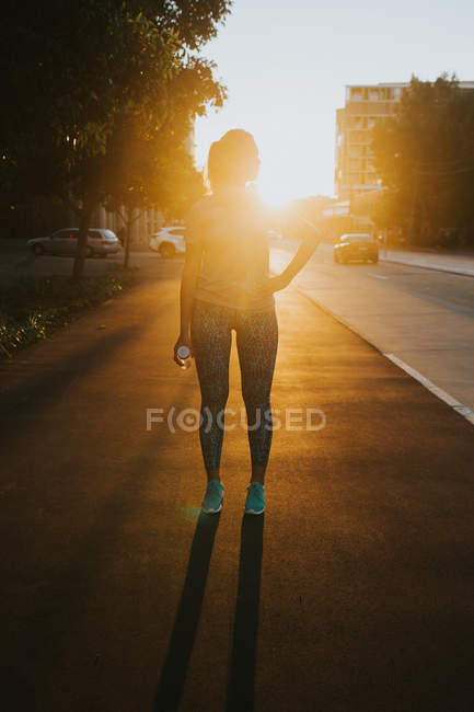 Femme debout dans la rue urbaine — Photo de stock