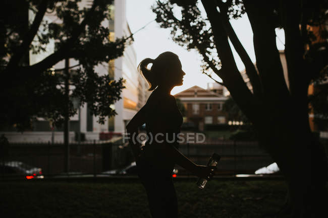 Спортивна жінка біжить в міському парку — стокове фото