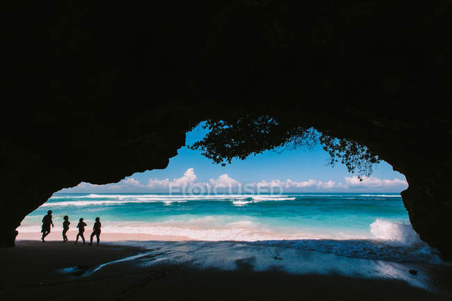 Vista de la cueva natural con paisaje marino - foto de stock