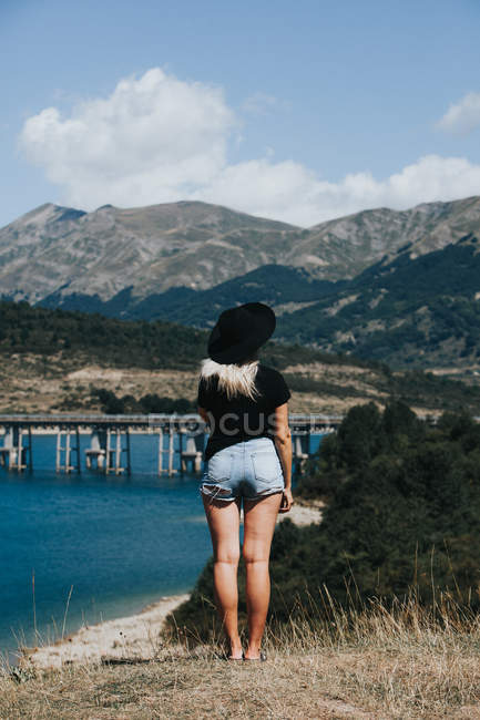 Frau blickt auf schöne Landschaft — Stockfoto