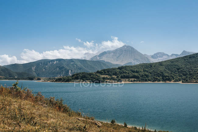 Vista paisagem no rio calmo e montanhas — Fotografia de Stock