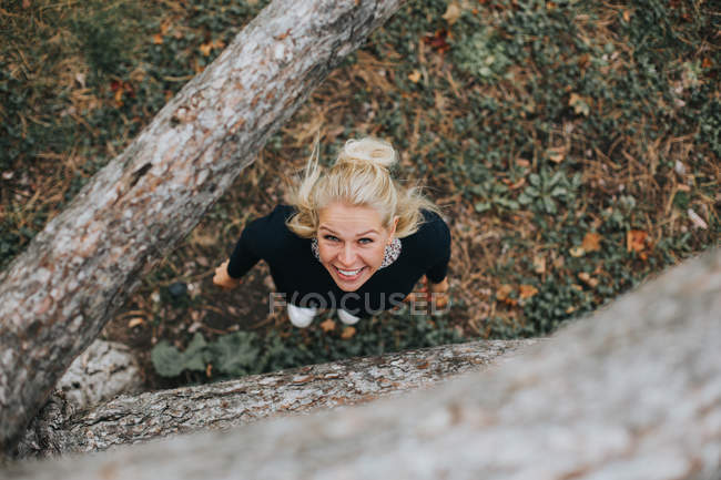 Жінка стоїть біля дерева — стокове фото
