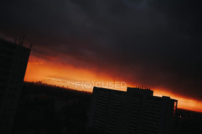 Blick auf die Skyline der Stadt bei Sonnenuntergang — Stockfoto
