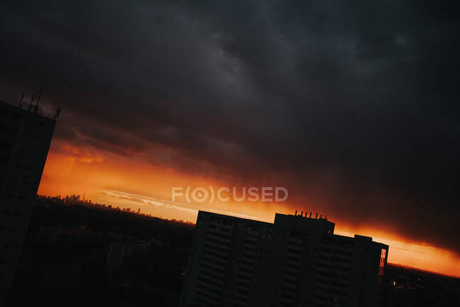 Вид на захід сонця на міський горизонт — стокове фото