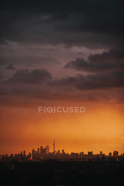 Під час заходу сонця вид на міський горизонт — стокове фото