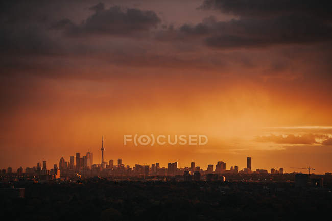 Вид на закат на город — стоковое фото