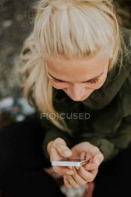 Femme tapant sur smartphone — Photo de stock