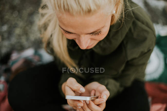 Frau tippt auf Smartphone — Stockfoto
