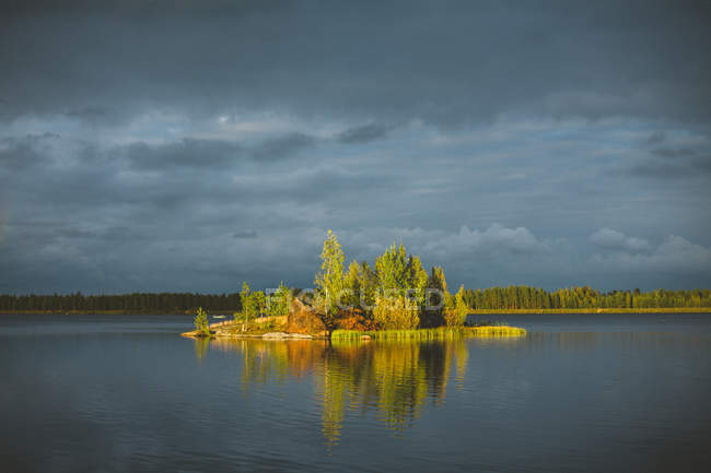 Ilha no meio do lago — Fotografia de Stock