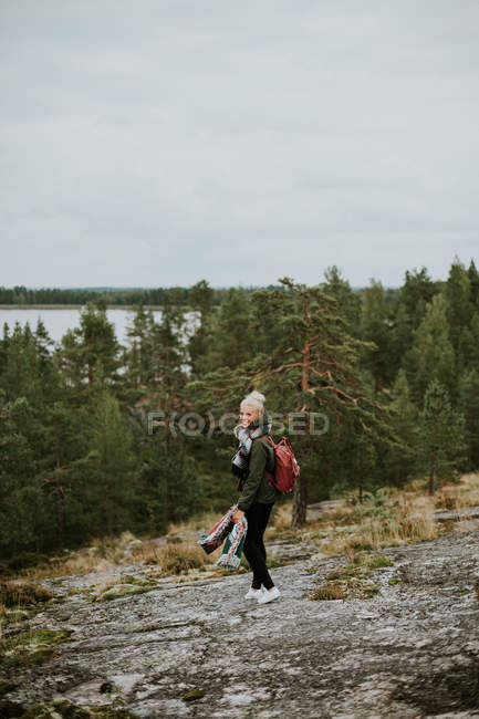 Жіночий рюкзак, що ходить на гірських пагорбах — стокове фото