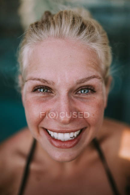 Donna sorridente alla macchina fotografica — Foto stock