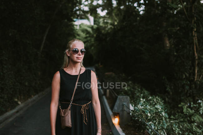 Frau steht auf Gehweg im Park — Stockfoto