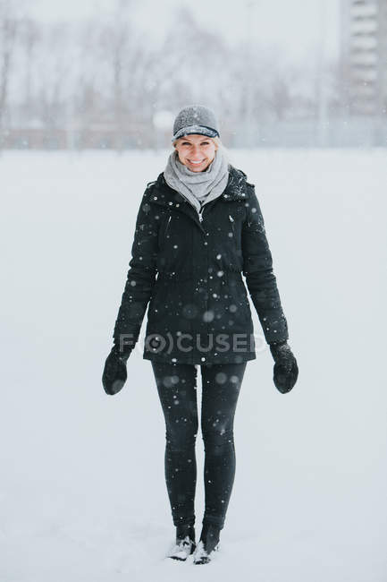 Жінка, стоячи у snowy парку в сільській місцевості — стокове фото