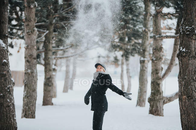 Donna in piedi su sentiero tra pini — Foto stock