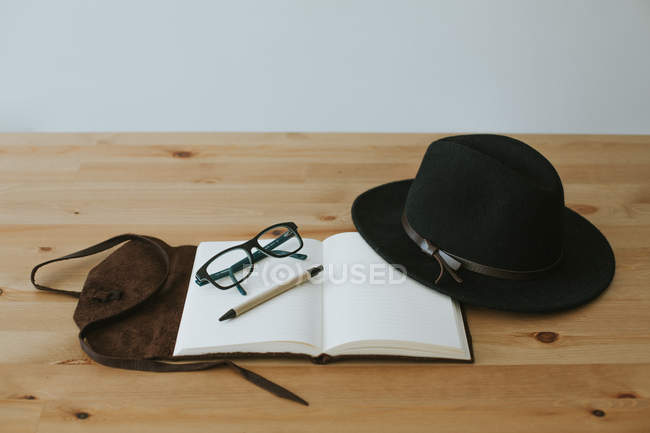 Caderno aberto com óculos e caneta — Fotografia de Stock