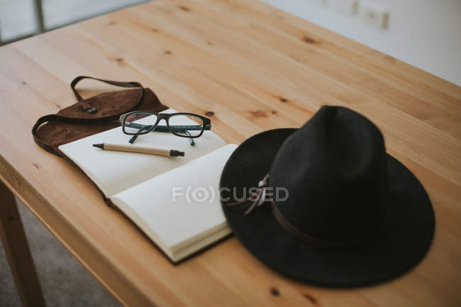 Notizbuch mit Brille und Stift geöffnet — Stockfoto