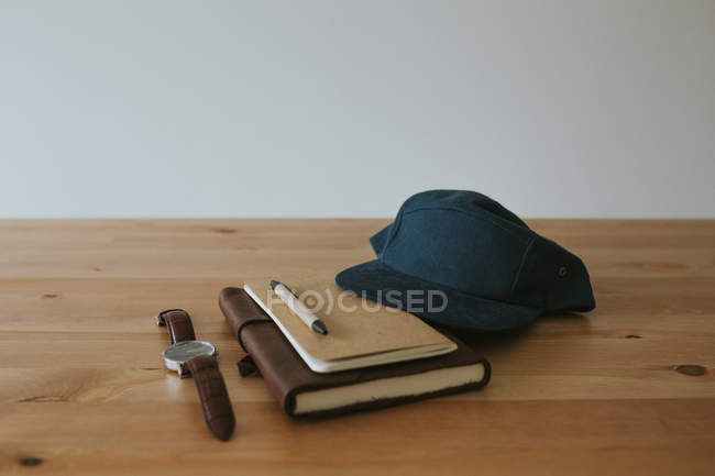 Objetos colocados na superfície de madeira — Fotografia de Stock