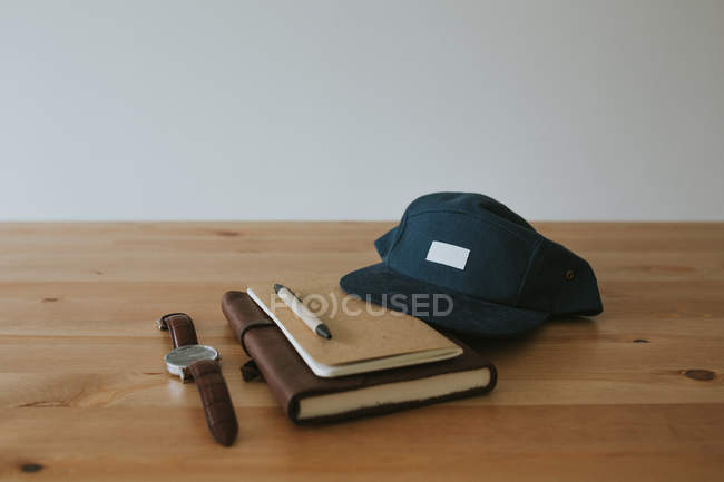 Objets placés sur une surface en bois — Photo de stock