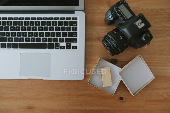 Ноутбук і камери на настільні — стокове фото