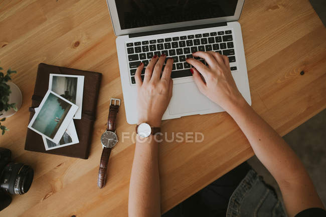 Mãos femininas digitando no laptop — Fotografia de Stock