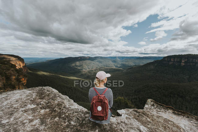 Жіночий рюкзак дивиться на гірські пагорби — стокове фото