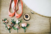 Высокие каблуки с цветочными ветвями и кольцами — стоковое фото