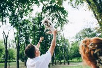Noiva e noivo se divertindo com o cão — Fotografia de Stock