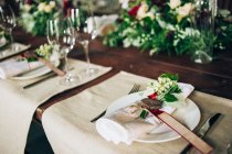 Wedding table setting in ceremony place — Stock Photo
