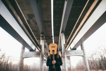 Homem com guitarra debaixo da ponte — Fotografia de Stock