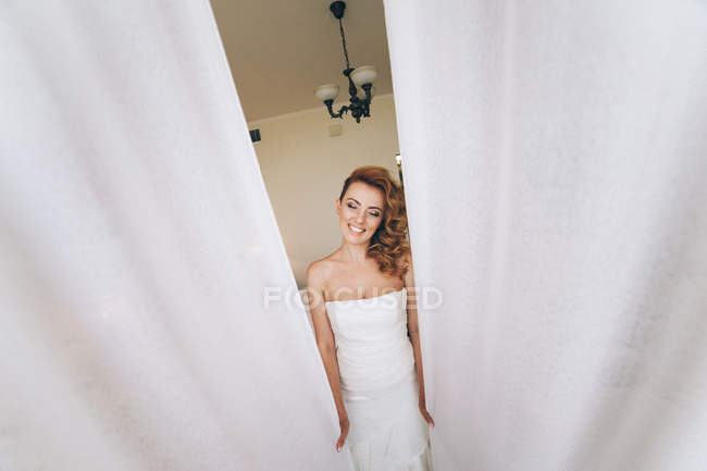 Mariée en robe de mariée posant à la caméra — Photo de stock