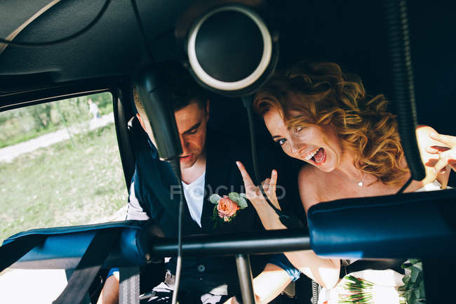Ehepaar hatte Spaß im Hubschrauber — Stockfoto