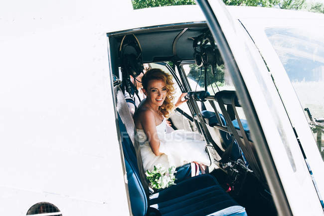 Жінка сидить у вертольоті кабіни — стокове фото
